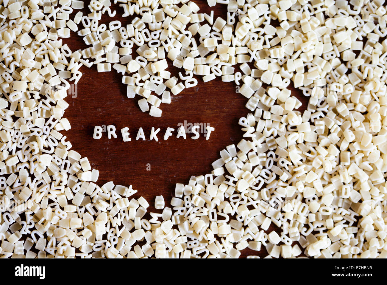 Frühstück Zeichen aus Buchstaben Nudeln in Form von Herzen Stockfoto