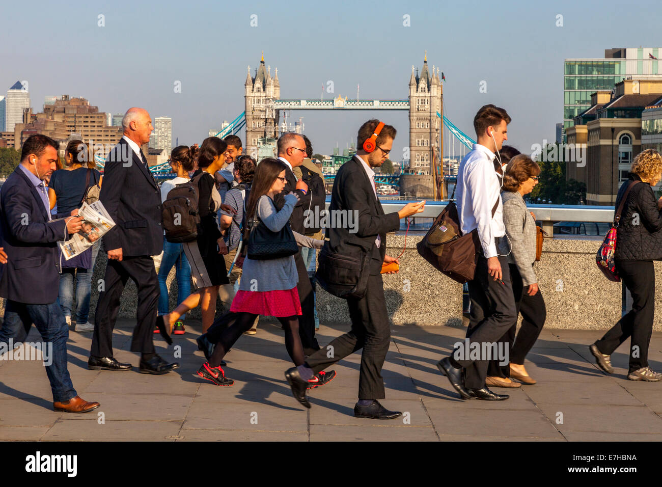 City of London Arbeiter zu Fuß über London Bridge, London, England Stockfoto