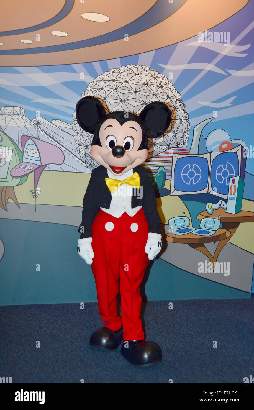 Mickey Mouse posiert für Fotos bei Magic Kingdom, Walt Disney World, Orlando, Florida. Stockfoto
