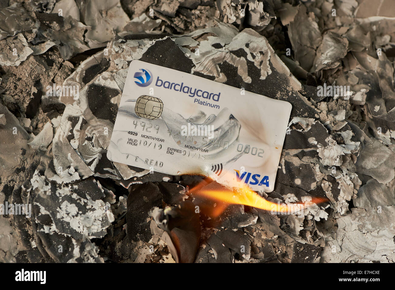 Die Kreditkarte geht in Rauch auf Stockfoto