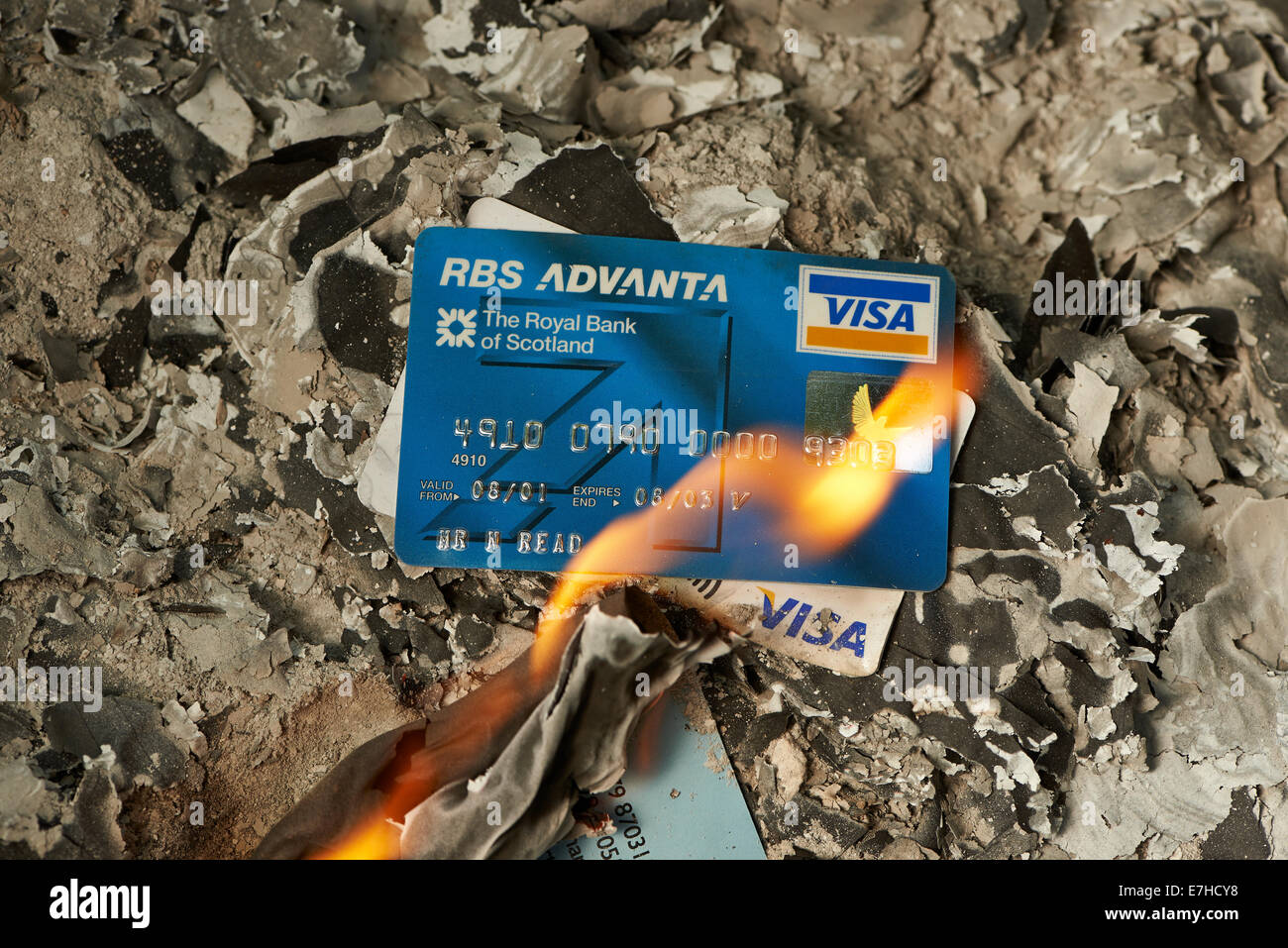 Die Kreditkarte geht in Rauch auf Stockfoto