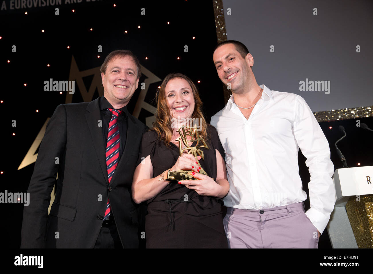 Berlin, Deutschland. 17. Sep, 2014. Die Gewinner in der Kategorie "Komödie," Produzent Conrad Heberling (l-R), Schauspielerin Litel Schwartz und Schöpfer Yoav Gross, Stand mit ihren Auszeichnungen bei der 53. Rose d ' or awards im Hotel Adlon in Berlin, Deutschland, 17. September 2014. Sie erhielt die Auszeichnung für die israelische Comedyserie "Little Mama" (Dori Media Group). Foto: Jörg CARSTENSEN/Dpa/Alamy Live News Stockfoto