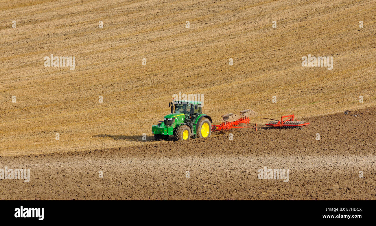 Große moderne vier-Rad-Antrieb Traktor Pflügen mit Disk Harrow im Stoppelfeld Stockfoto