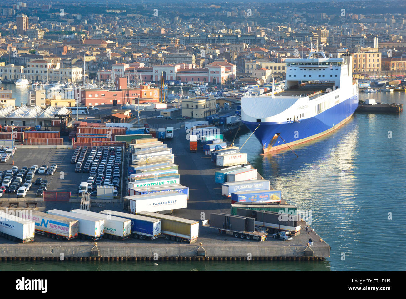 Autos & Anhänger geparkt italienischen Geschäft Catania Port Grimaldi Lines 'Eurocargo Catania' Frachtfähre Teil der Import & Export Supply Chain Sizilien Italien Stockfoto