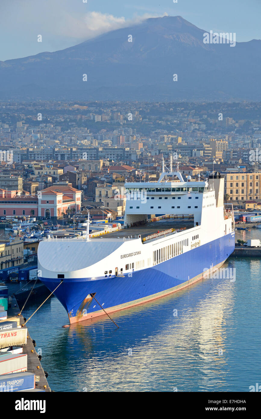 Grimaldi Lines 'Eurocargo Catania' Frachtschiff wartet auf Ladung von LKW-Anhängern Hafen von Catania Stadtbild & Vulkan Ätna jenseits Sizilien Italien Stockfoto