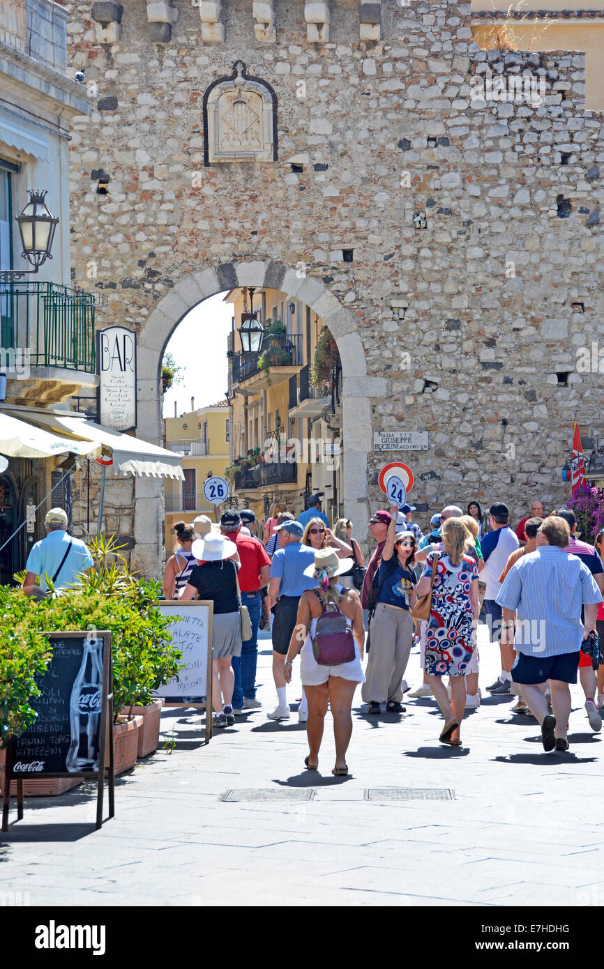 Tour Guides bis Marker Boards (Flagge), bevor Sie die Altstadt Tor an der Corso Umberto in Taormina Provinz Messina Sizilien Italien Stockfoto