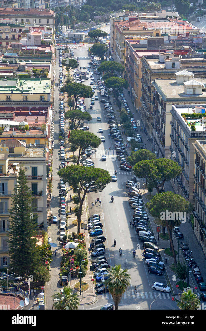 Neapel-Straße schaut auf breiten langen geraden, von Bäumen gesäumten Straße mit vier Linien von parkenden Autos Stockfoto