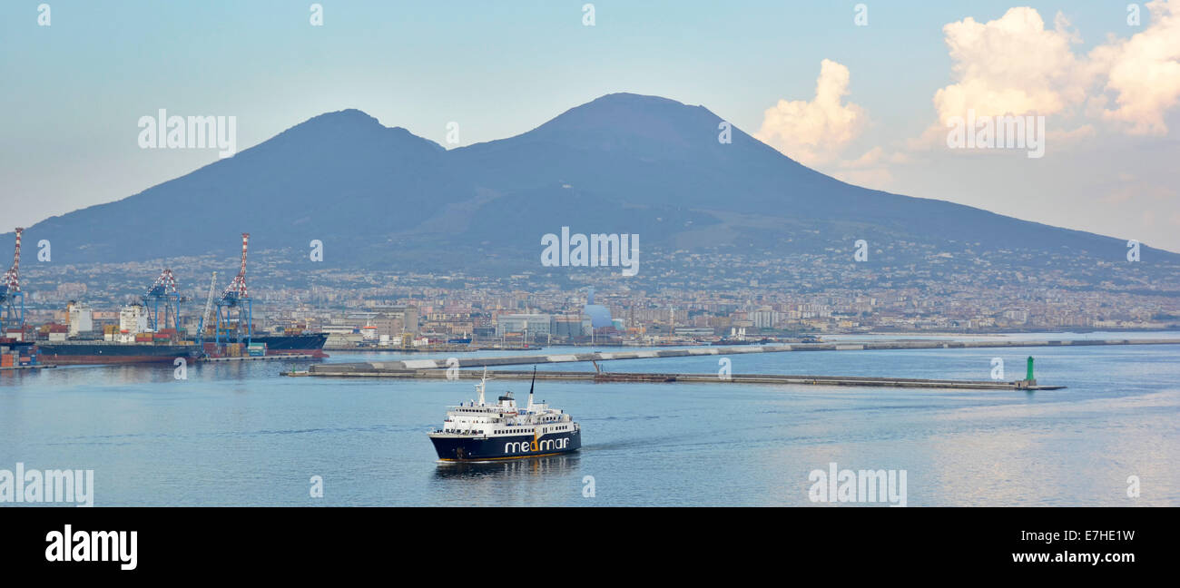 Vesuv dominiert die Skyline über Schifffahrt im Hafen von Neapel Stockfoto