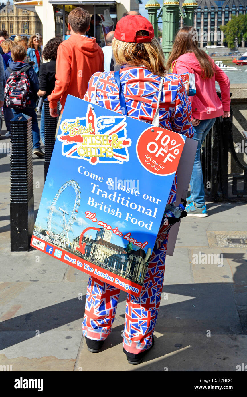 Sandwich Board Frau auf Bürgersteig Rückseite mit Werbung für traditionelle britische Fisch und Chips Essen Westminster Bridge London England Großbritannien Stockfoto