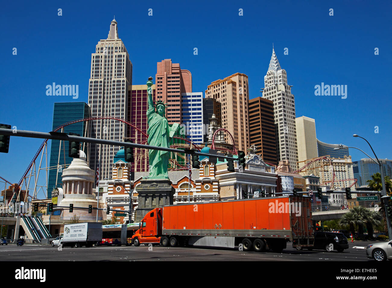 Große LKW vorbei Replik der Freiheitsstatue und Achterbahn auf Außenseite des New York-New York Hotel and Casino, Las Vegas Stockfoto