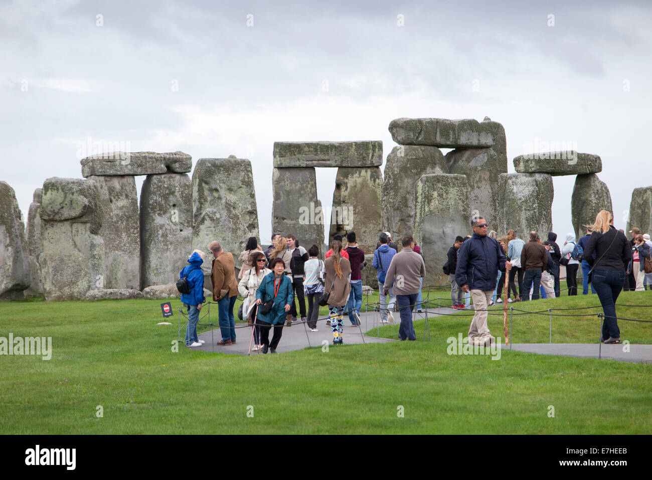 Besuch in Stonehenge/Stone Henge mit Touristen/touristische Besucher besuchen und das Anzeigen der Denkmal. UK. Stockfoto