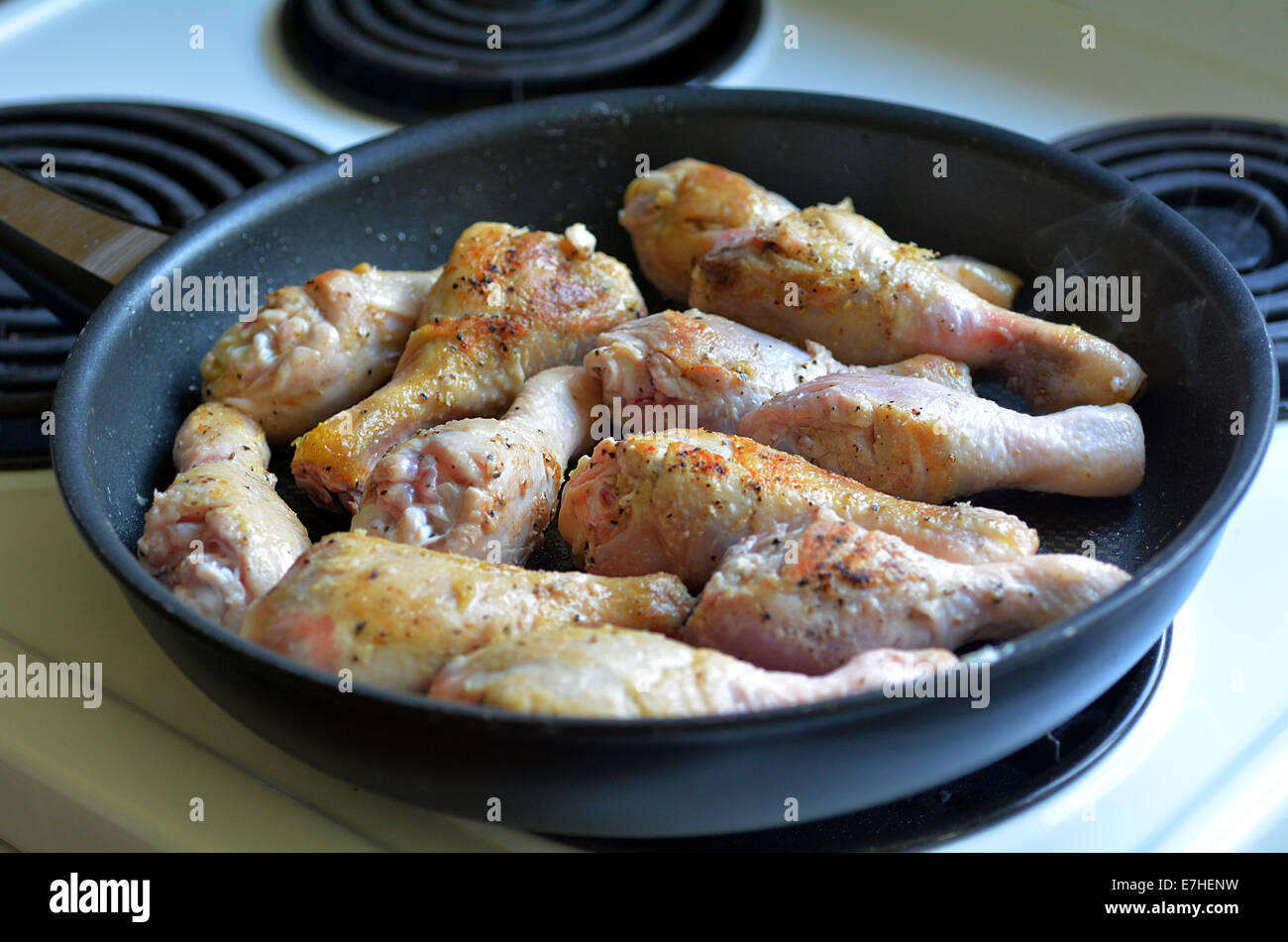 Essen In Der Pfanne Kochen Stockfotos und -bilder Kaufen - Alamy