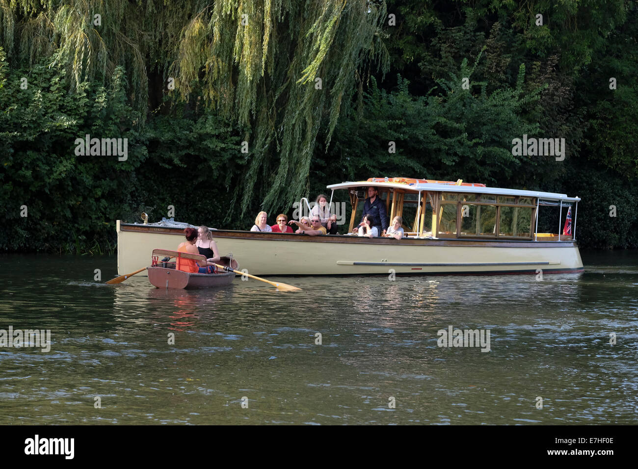 Ruderboot kommt nah an anderen Flussschifffahrt auf dem Avon in Stratford Stockfoto