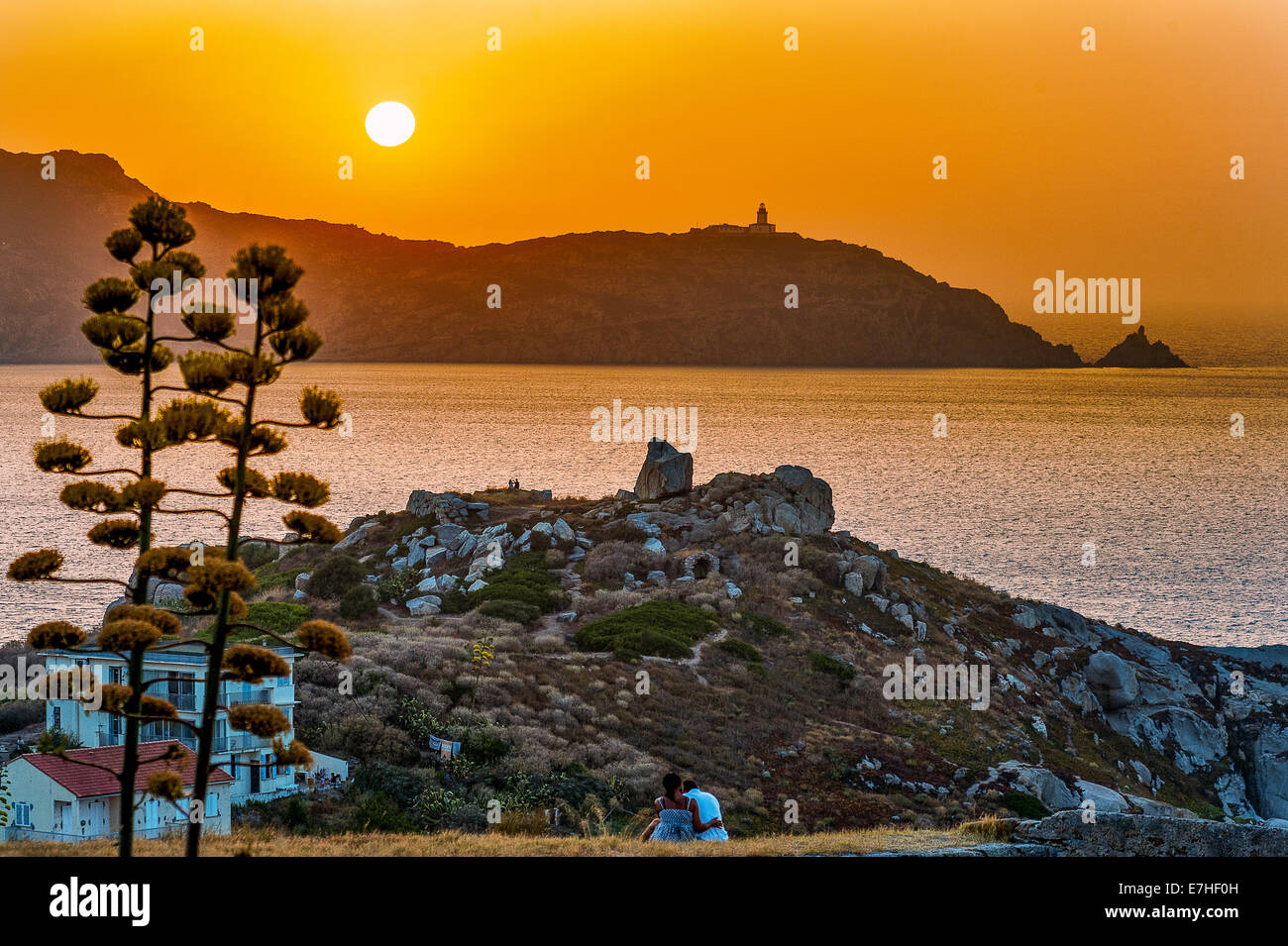 Europa, Frankreich, Korsika, Haute-Corse, Calvi. Paar Liebhaber bei Sonnenuntergang. Stockfoto