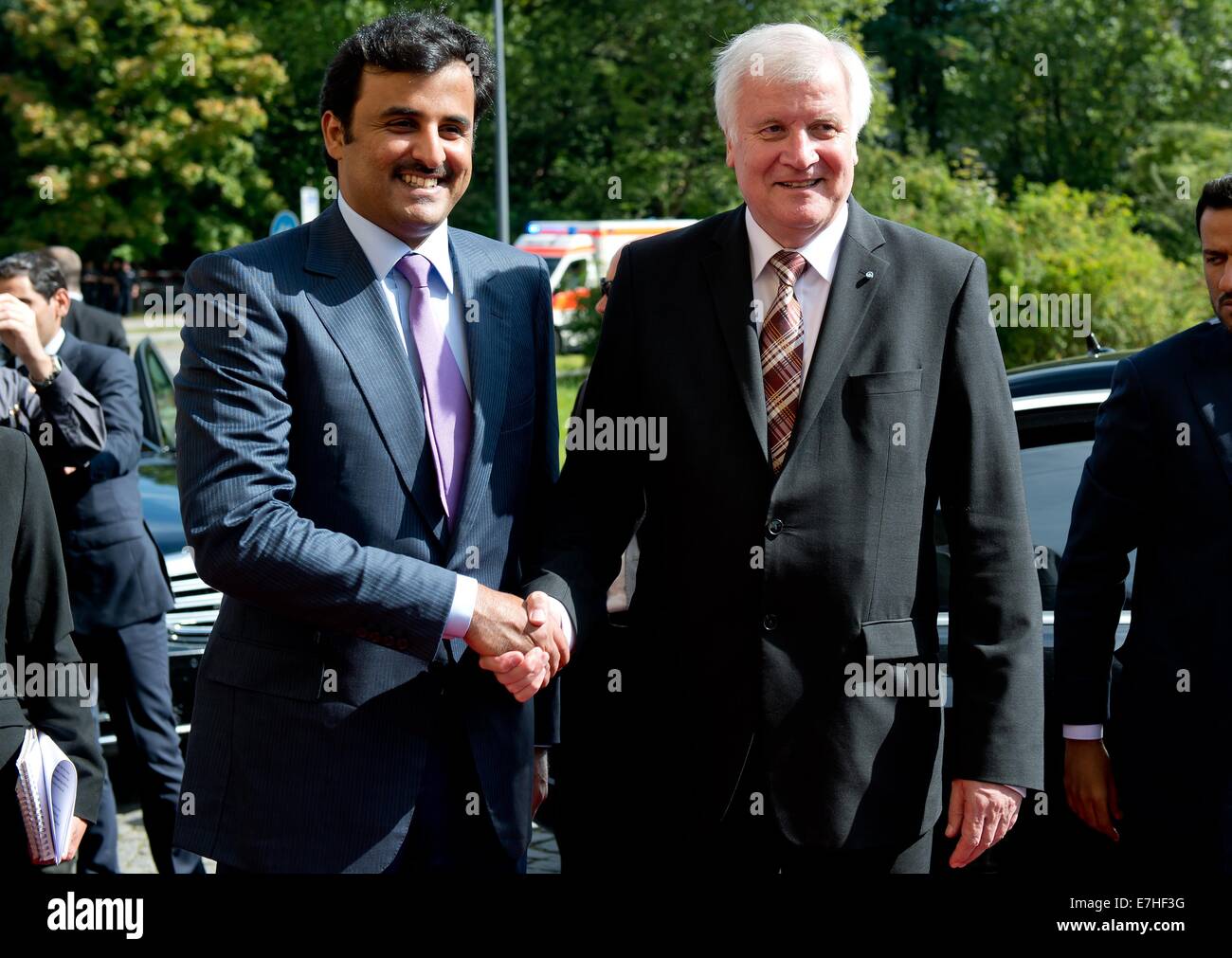 München, Deutschland. 18. Sep, 2014. Premier of Bavaria Horst Seehofer (R) empfängt den Emir von Katar, Scheich Tamim Bin Hamad al-Thani in München, Deutschland, 18. September 2014. Der Emir setzt seine Reise nach Deutschland. Poto: SVEN HOPPE/Dpa/Alamy Live News Stockfoto