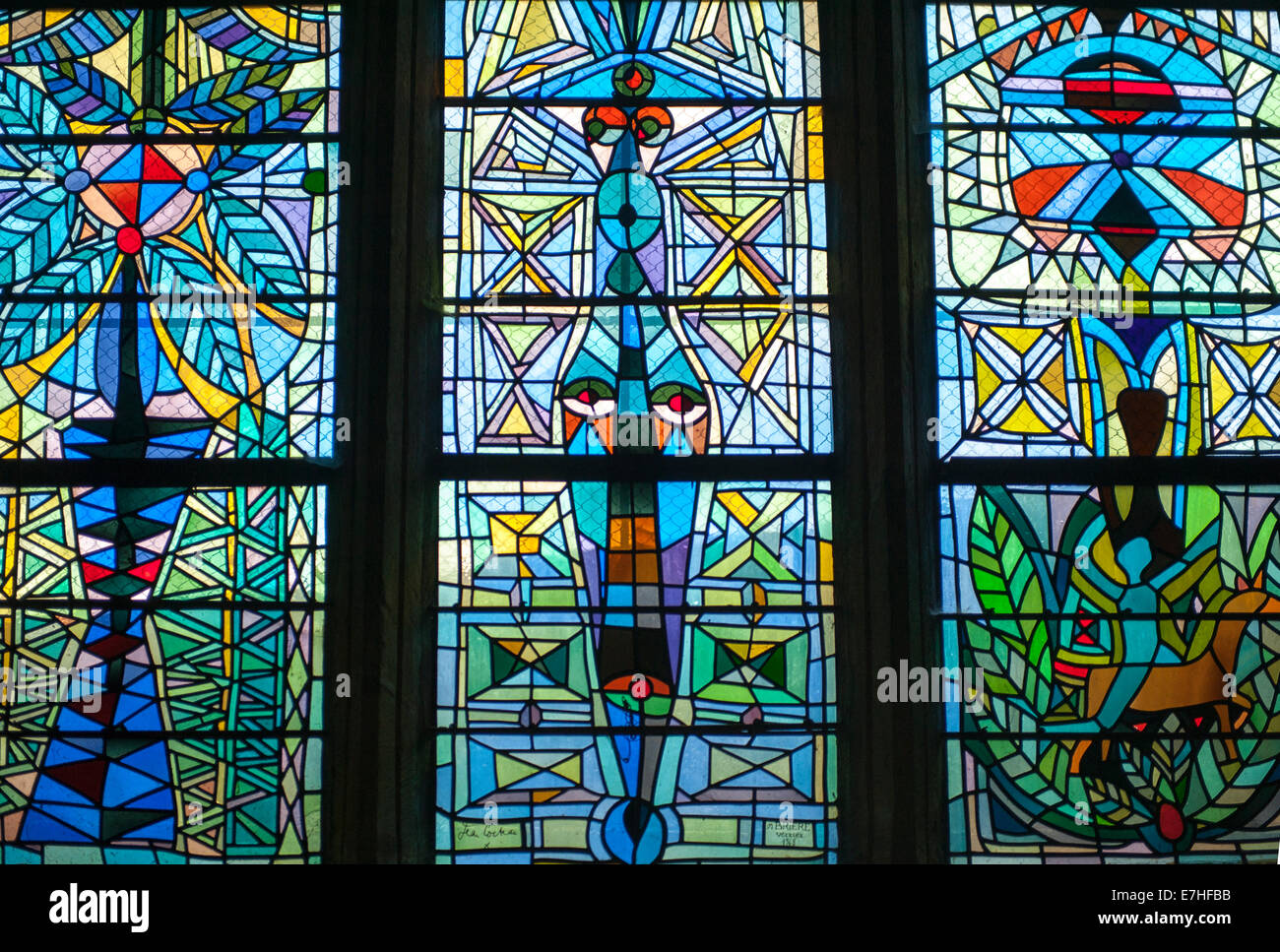 Bunte Glasfenster getan von Jean Cocteau in einer Kapelle in Metz, Frankreich Stockfoto