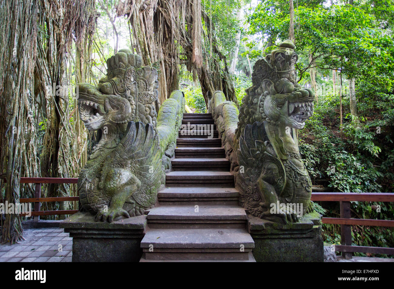 Drachenbrücke in Heiligtum der Monkey Forest in Ubud, Bali, Indonesien Stockfoto