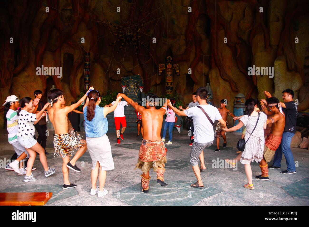 Wuhu, Anhui Provinz. 17. Sep, 2014. Besucher spielen einen Tanz der Wa Volksgruppe mit Mitarbeitern in Wuhu Fangte "Traum-Königreich" Themenpark in Wuhu, Anhui Provinz Ost-China, 17. September 2014. Eine Saison lang Tourismus Promotion Event wurde in Wuhu im September gestartet mit magischen Performance. © Zhu Weixi/Xinhua/Alamy Live-Nachrichten Stockfoto
