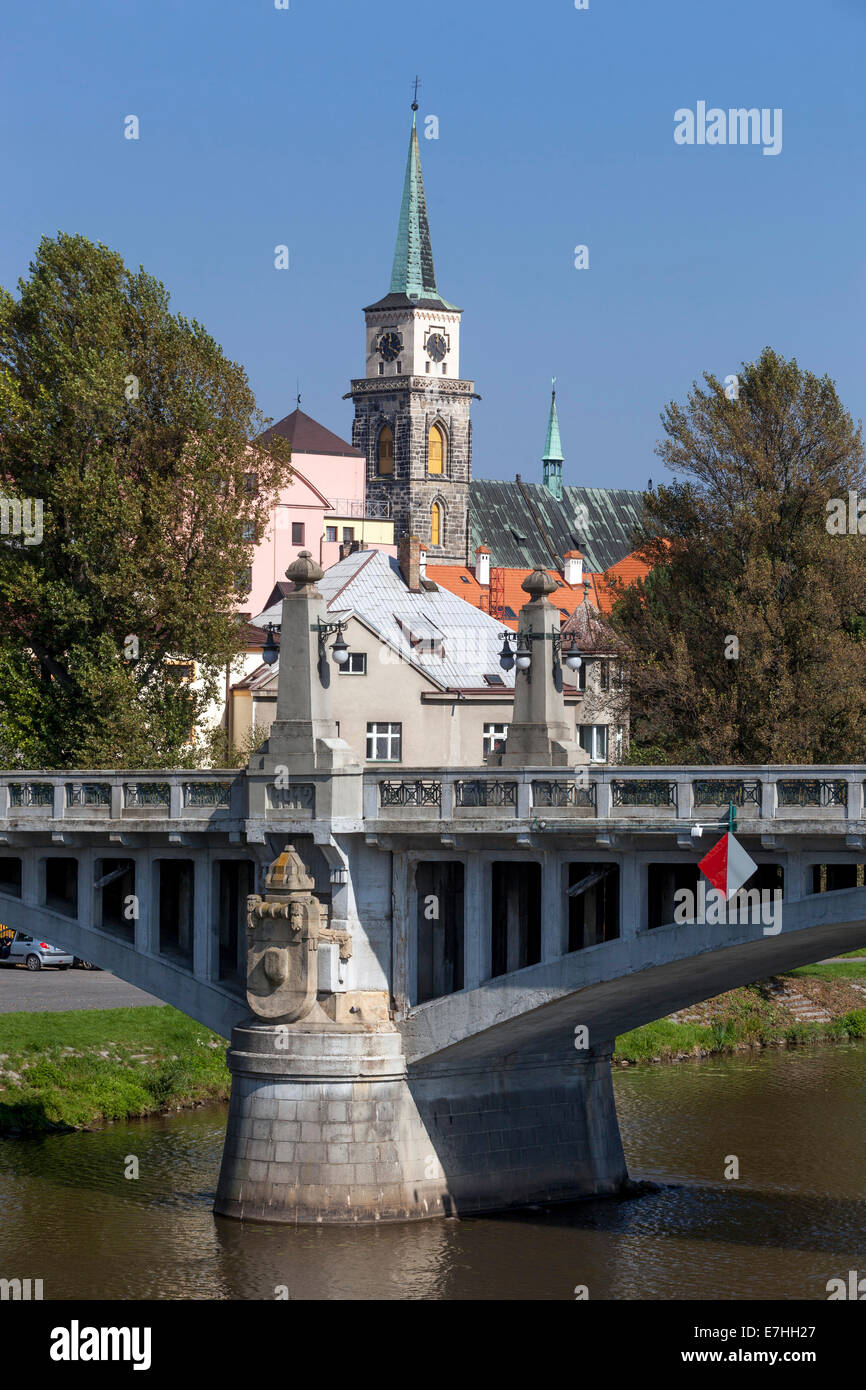 Steinerne Brücke in Nymburk ist eine Straßenbrücke über den Fluss Elbe, Mittelböhmen, Tschechien Stockfoto