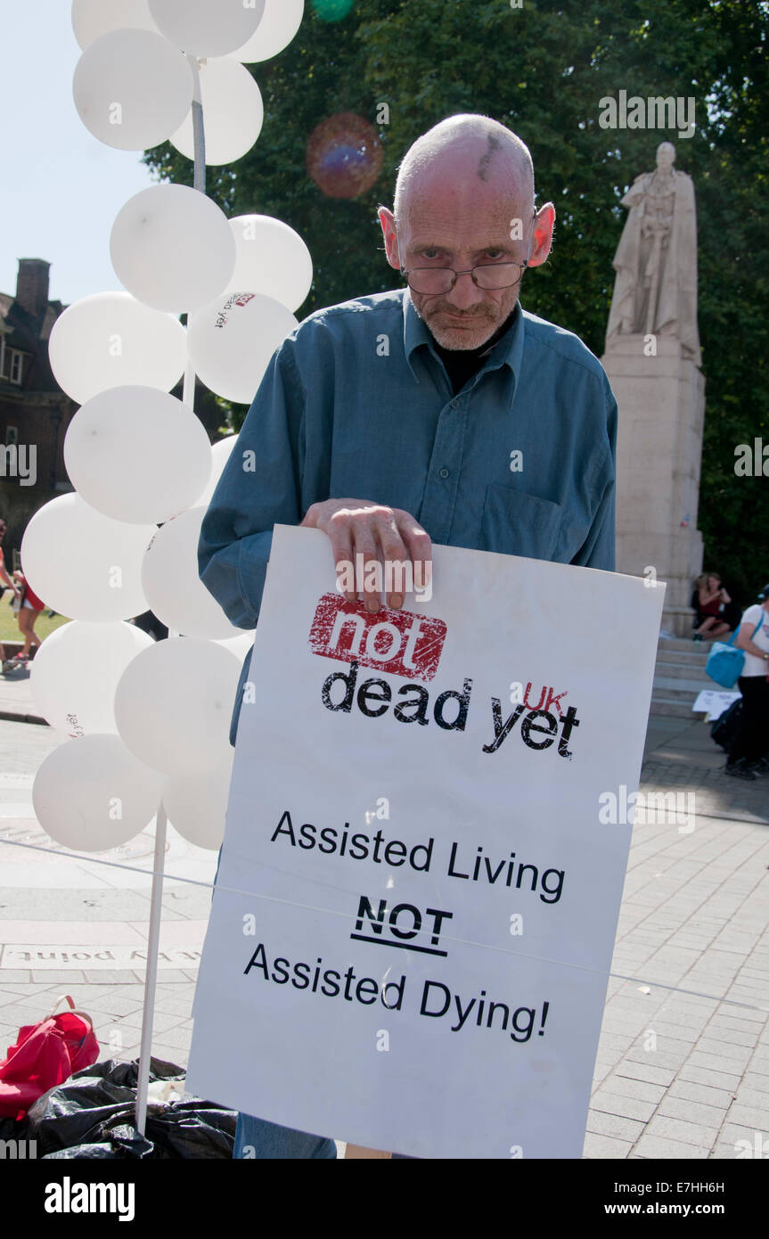 Demonstranten außerhalb des Parlaments protestieren die Sterbehilfe in Großbritannien in Rechnung Stockfoto