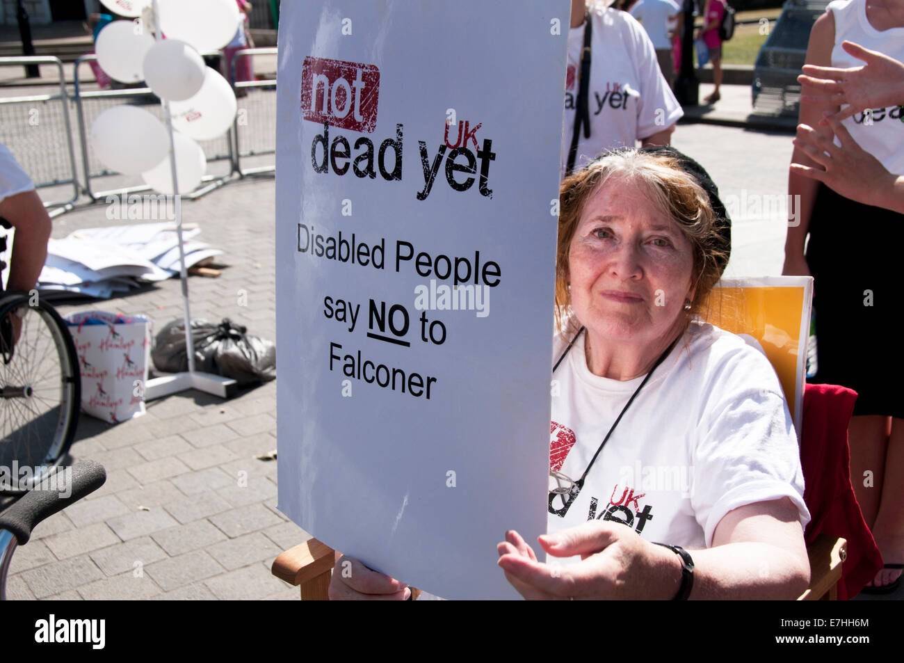 Demonstranten außerhalb des Parlaments protestieren die Sterbehilfe in Großbritannien in Rechnung Stockfoto
