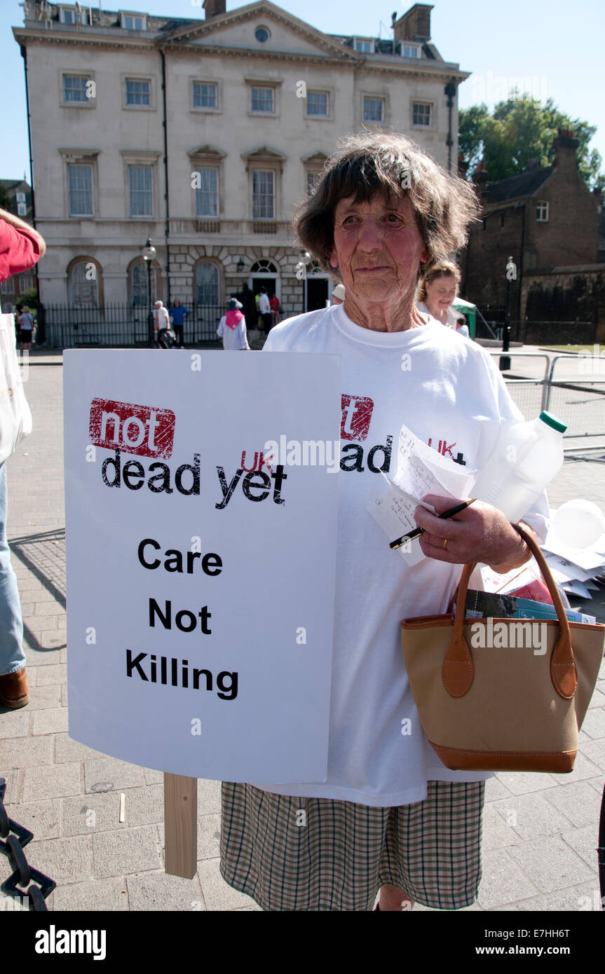 Demonstranten außerhalb des Parlaments protestieren die Sterbehilfe in Großbritannien in Rechnung Stockfoto