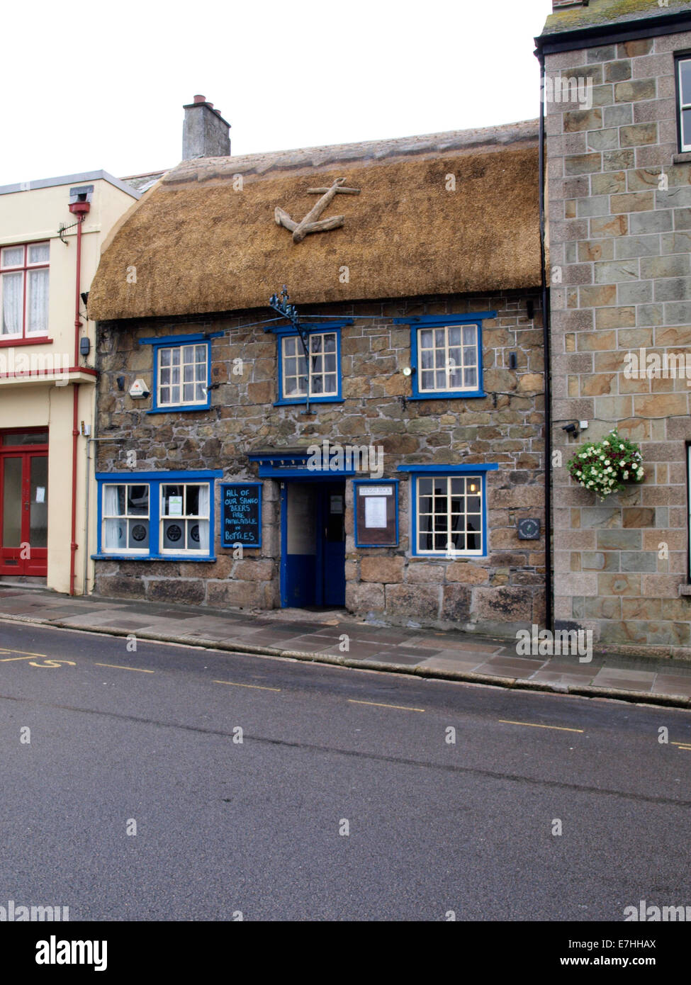 Der blaue Anker ist eines der ältesten ursprünglichen Gasthäuser in Großbritannien, die weiterhin eine funktionierende Brauerei, Helston, Cornwall. Stockfoto