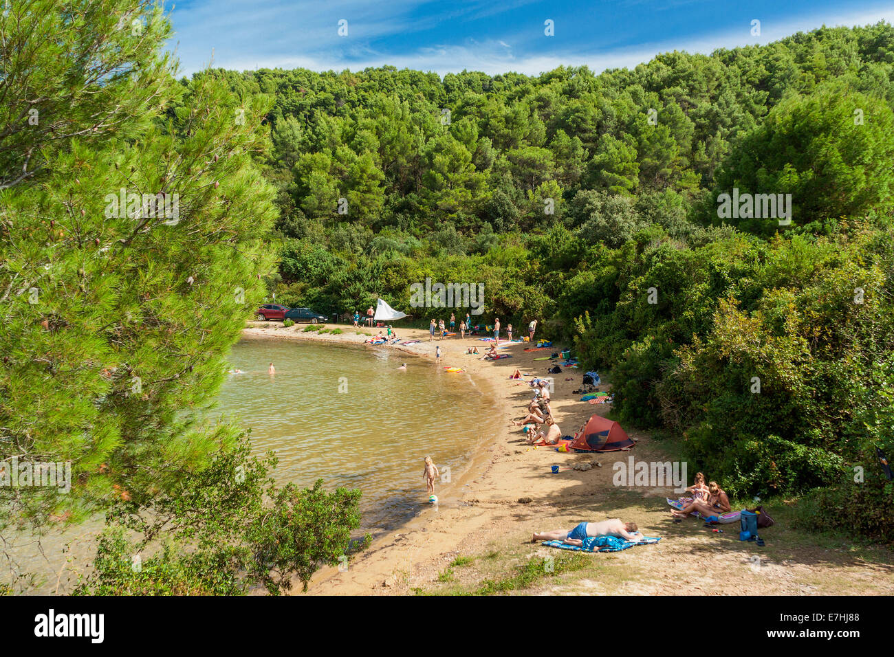 Touristen im in Maslinica Bucht Strand in der Nähe von Stari Grad, Insel Hvar, Kroatien Stockfoto