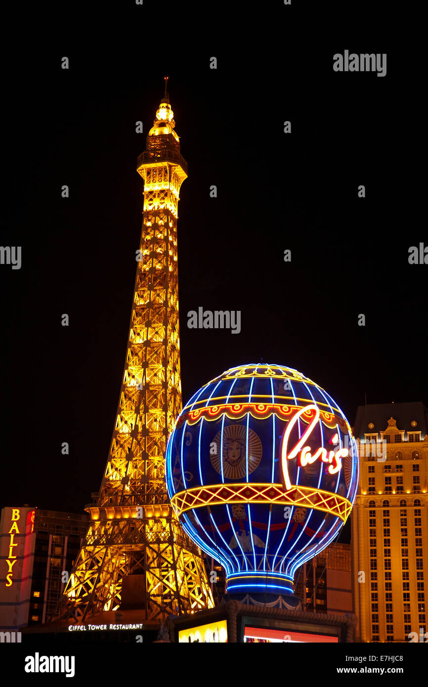 Halbe Größe Eiffelturm Replik und Montgolfier balloon Zeichen und Paris Las Vegas Hotel, Casino, Las Vegas, Nevada, USA Stockfoto