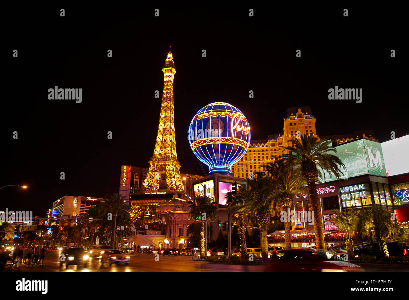 Halbe Größe Eiffelturm Replik und Montgolfier balloon Zeichen und Paris Las Vegas Hotel, Casino, Las Vegas, Nevada, USA Stockfoto