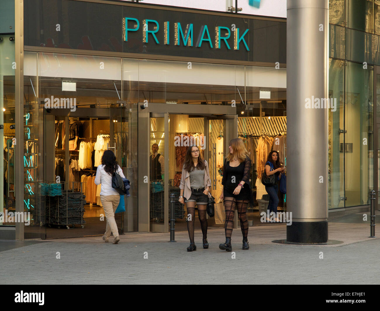 Eintritt in die Primark-Filiale in Köln mit Frauen uund verlassen den Laden betreten. Stockfoto