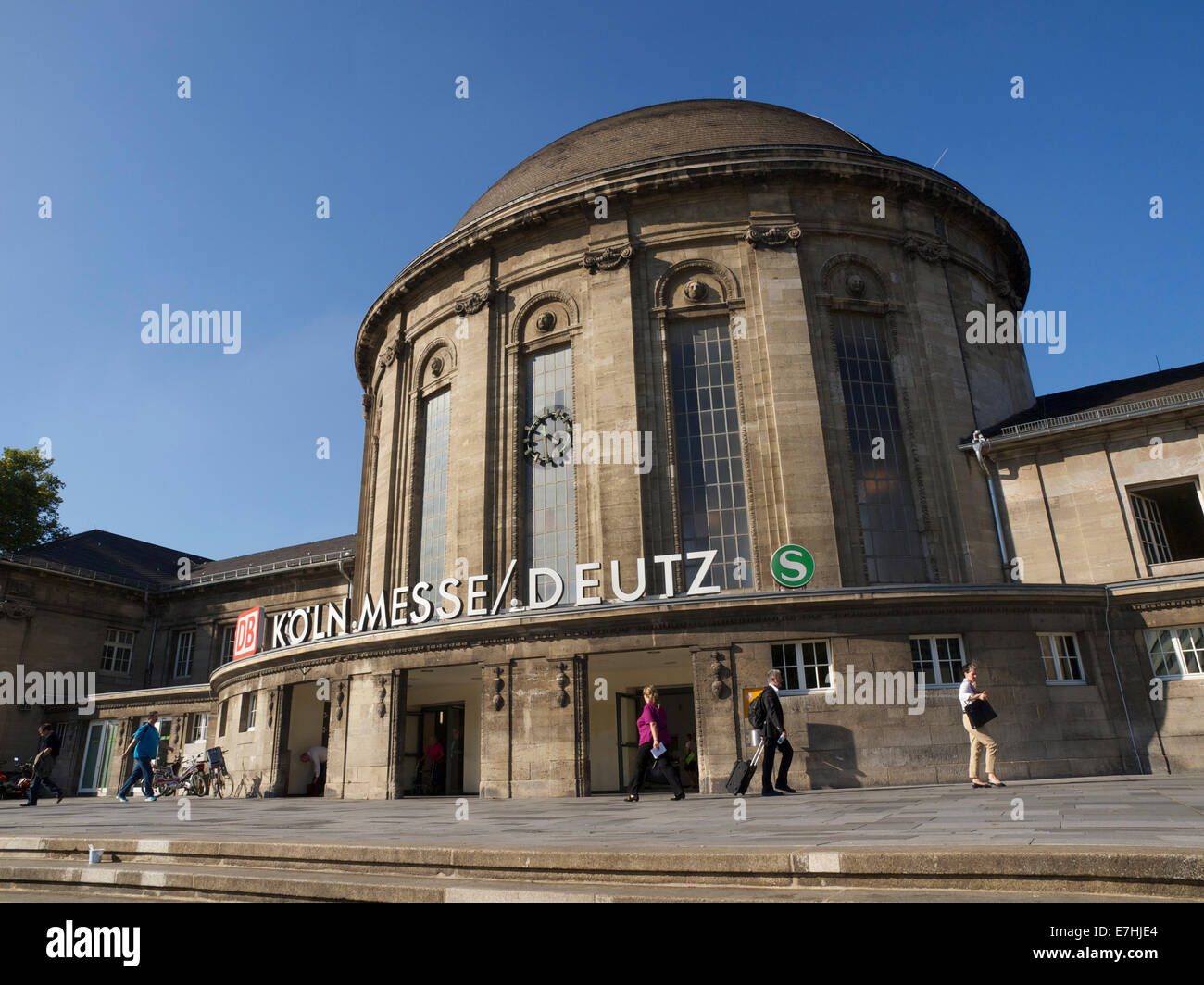 Zug und s-Bahn station Messe/Deutz in Köln, NRW, Deutschland Stockfoto