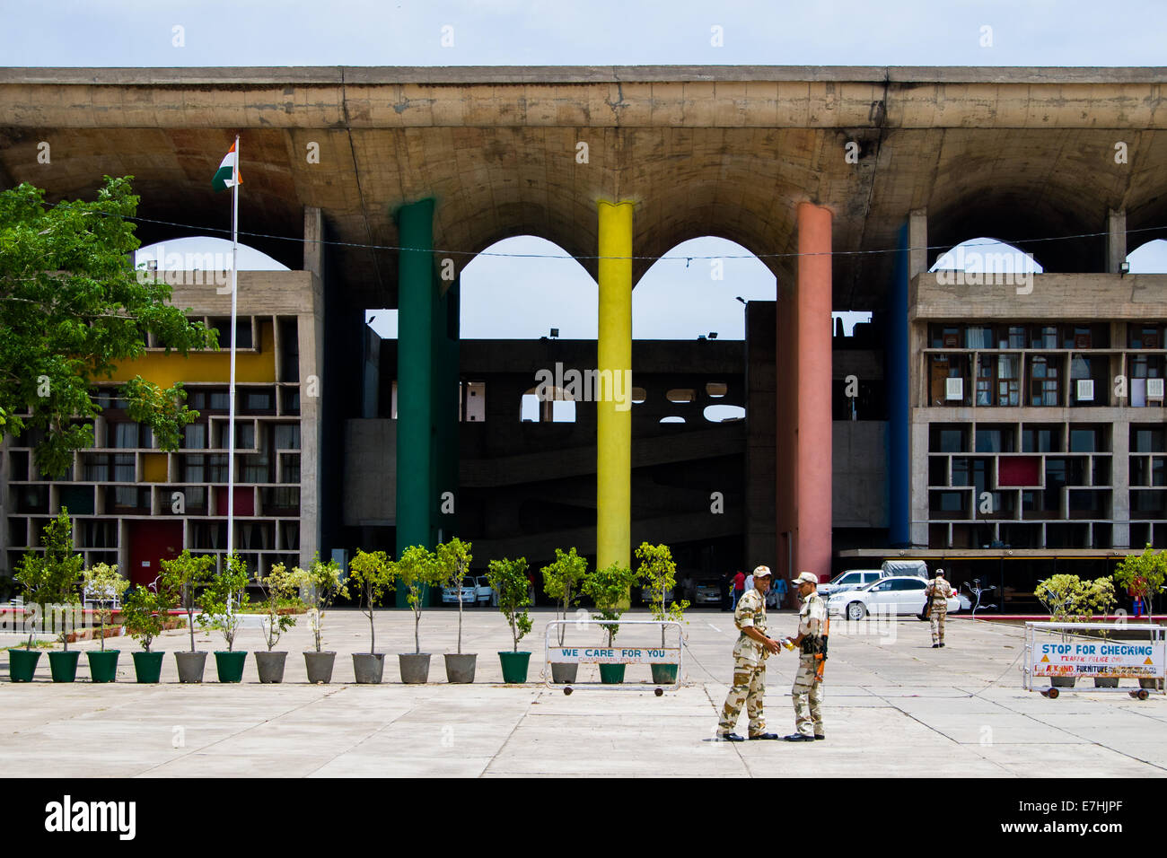 Der High Court, entworfen vom Schweizer Architekten Le Corbusier, in Chandigarh, Indien Stockfoto