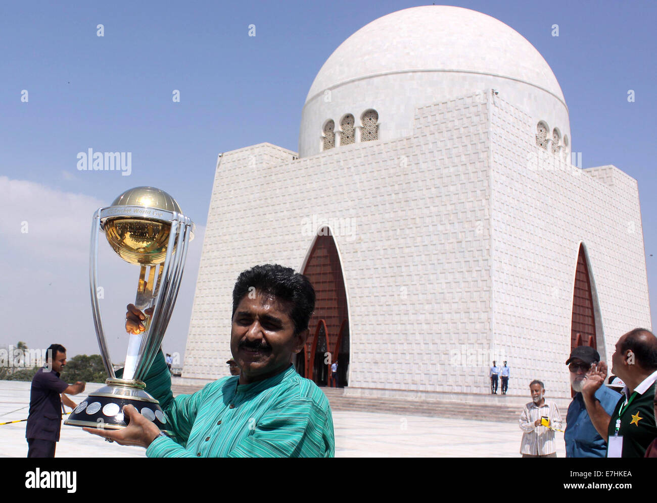 Karachi, Pakistan. 18. September 2014. Ehemaliges Cricketer in Pakistan Javed Miandad posiert für ein Foto mit der ICC World Cup 2015-Trophy im Rahmen einer Zeremonie am Mausoleum des Gründers des Landes Mohammad Ali Jinnah im südlichen Hafenstadt pakistanischen Stadt Karachi auf 18. September 2014. Bildnachweis: Arshad/Xinhua/Alamy Live-Nachrichten Stockfoto