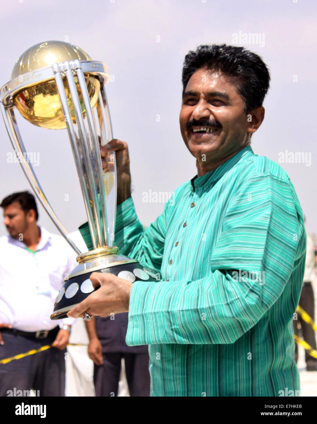 Karachi, Pakistan. 18. September 2014. Ehemaliges Cricketer in Pakistan Javed Miandad posiert für ein Foto mit der ICC World Cup 2015-Trophy im Rahmen einer Zeremonie am Mausoleum des Gründers des Landes Mohammad Ali Jinnah im südlichen Hafenstadt pakistanischen Stadt Karachi auf 18. September 2014. Bildnachweis: Arshad/Xinhua/Alamy Live-Nachrichten Stockfoto