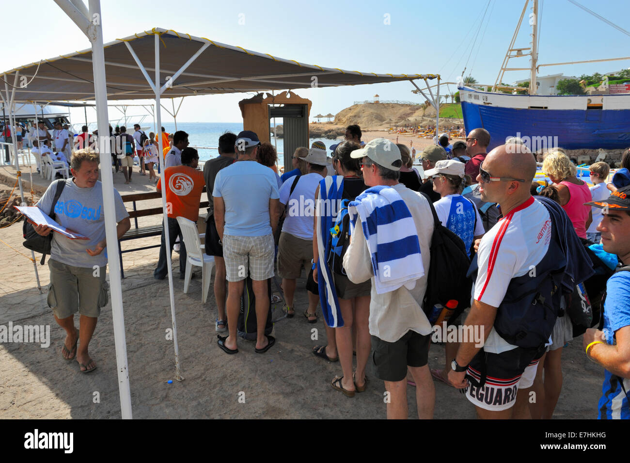 Taucher, die Schlange für die Sicherheits-Checks vor dem Einsteigen Boote bei "Sharks Bay" in Sharm El Sheikh am Roten Meer, Ägypten Stockfoto