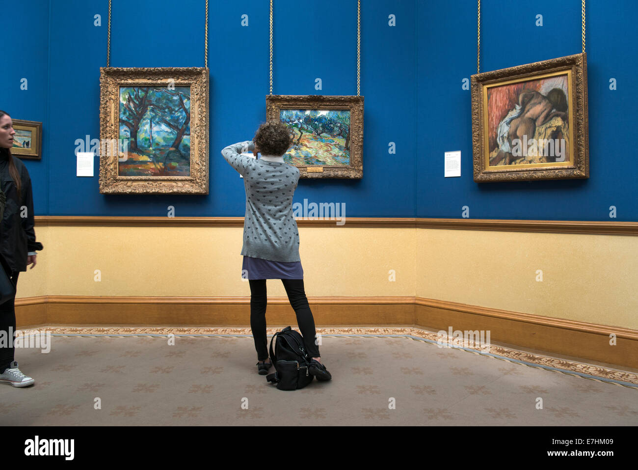 National Gallery of Scotland.  Frau van Goghs Olivenbäume zu fotografieren. Stockfoto