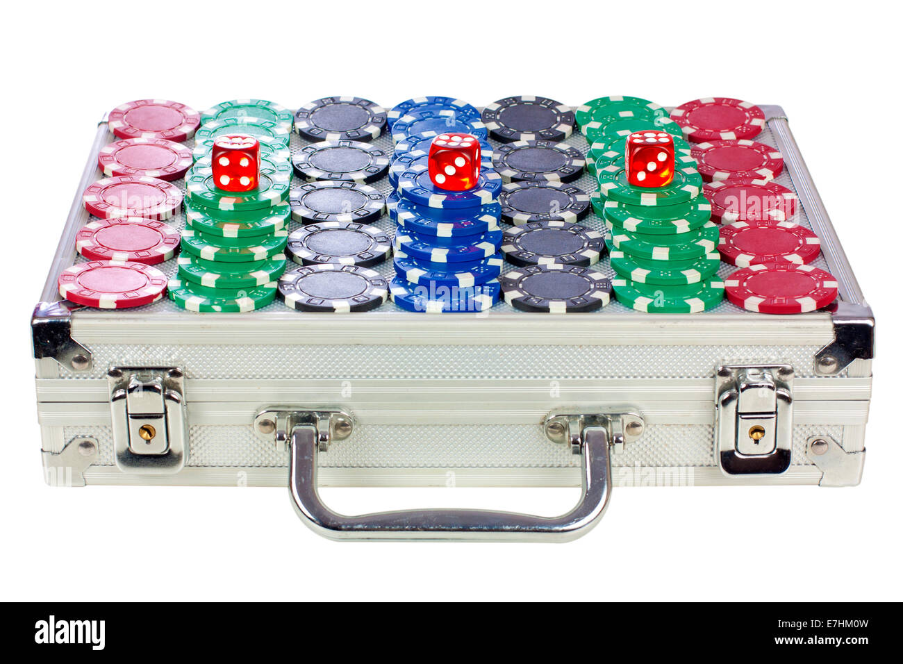 Pokerchips und drei Würfel über Poker Koffer isoliert auf weißem  Hintergrund mit Beschneidungspfad Stockfotografie - Alamy