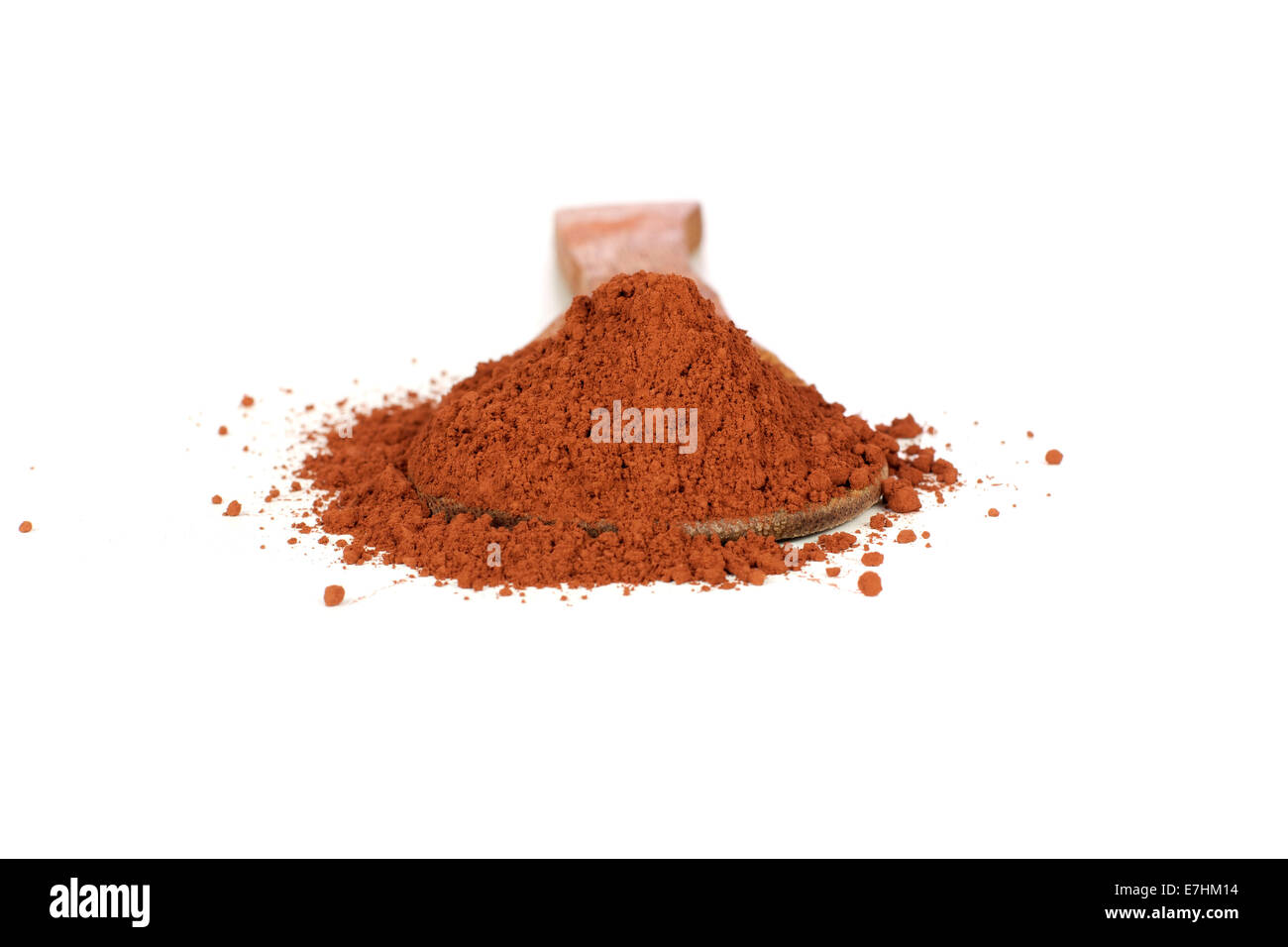 Löffel mit Kakaopulver isoliert auf weißem Hintergrund Stockfoto