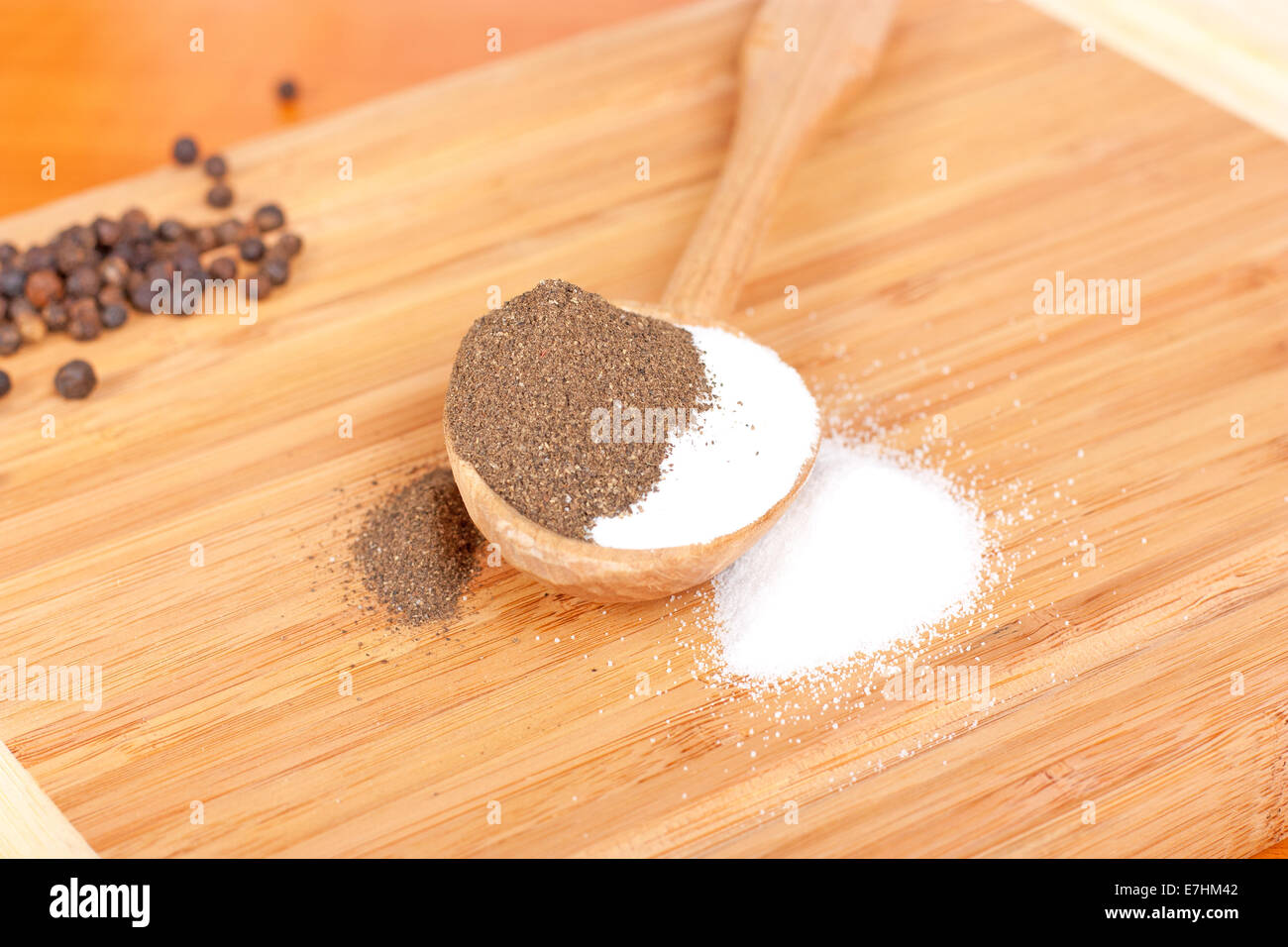 Salz und Pfeffer auf Holzlöffel Tisch Stockfoto