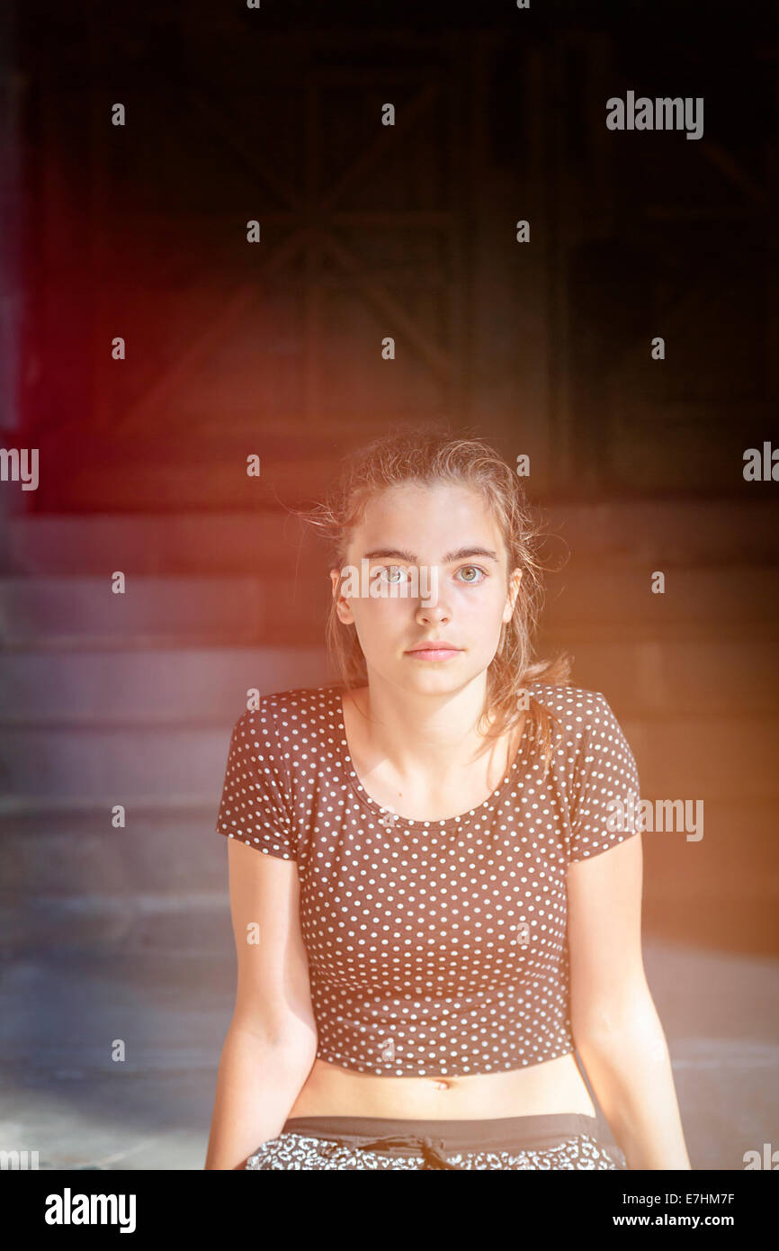 Porträt eines sitzenden Teenager Mädchen Stockfoto