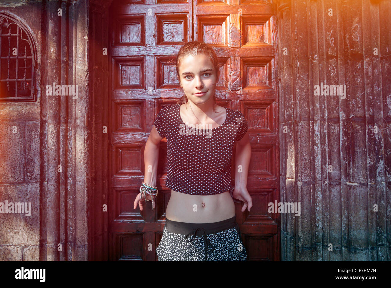 Porträt von ein Teenager-Mädchen vor einem alten Eingang. Stockfoto