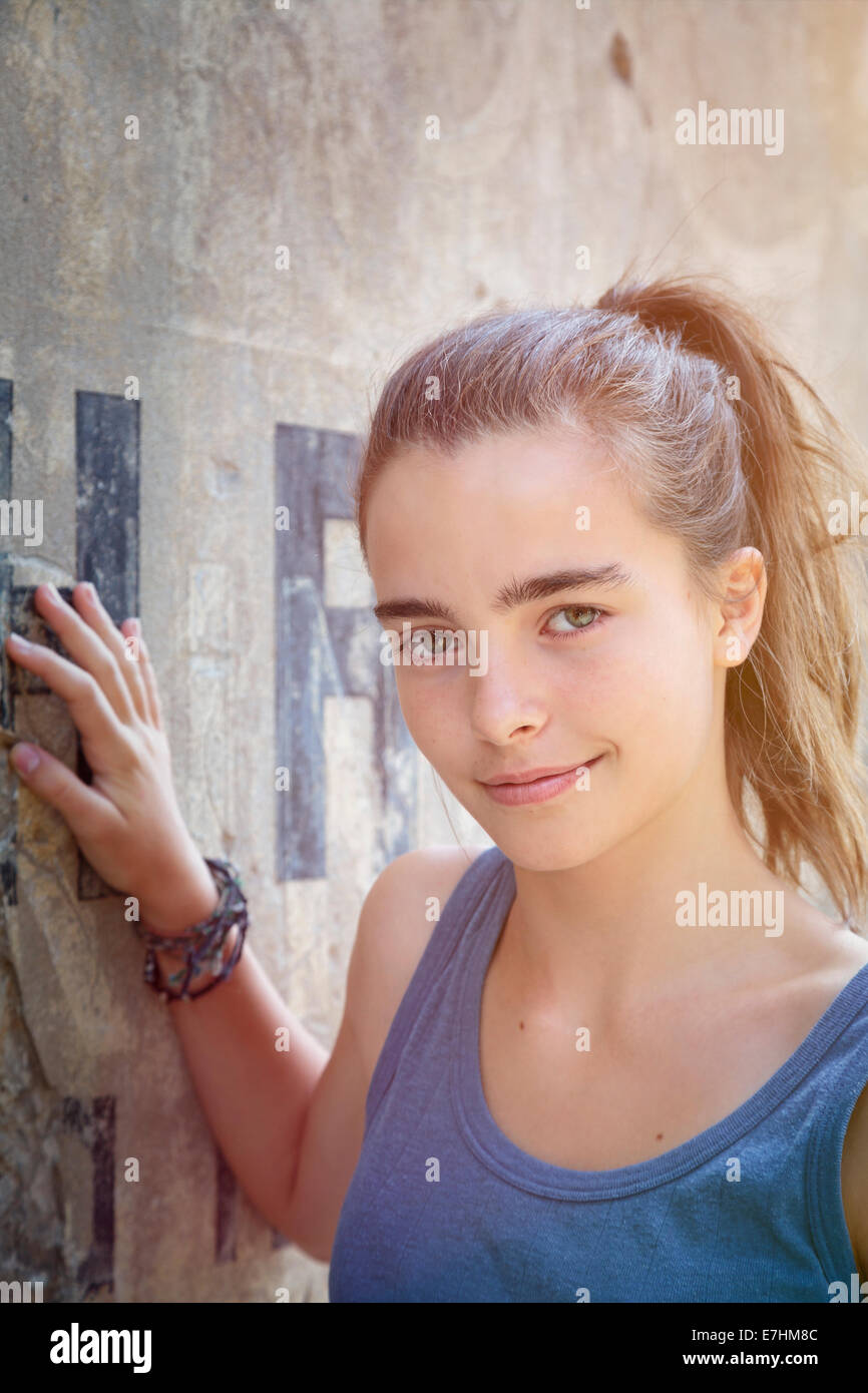 Porträt einer schönen Teenager-Mädchen, die an eine Wand gelehnt Stockfoto