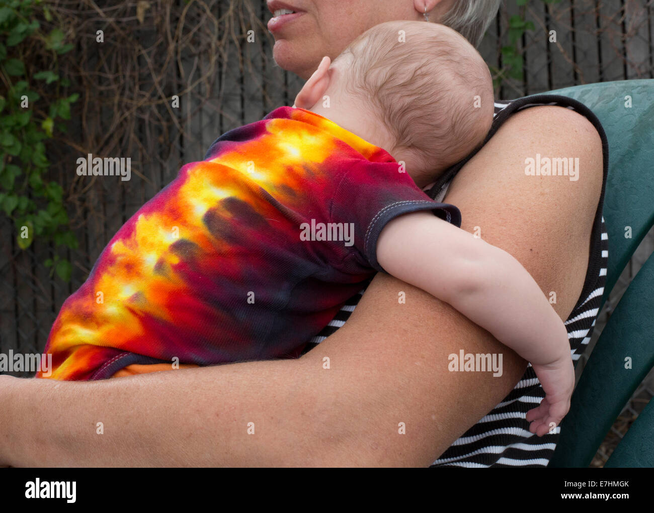 Denver, Colorado - Susan Newell, 65, hält ihren schlafenden zwei Monate alten Enkel, Adam Hjermstad Jr. Stockfoto