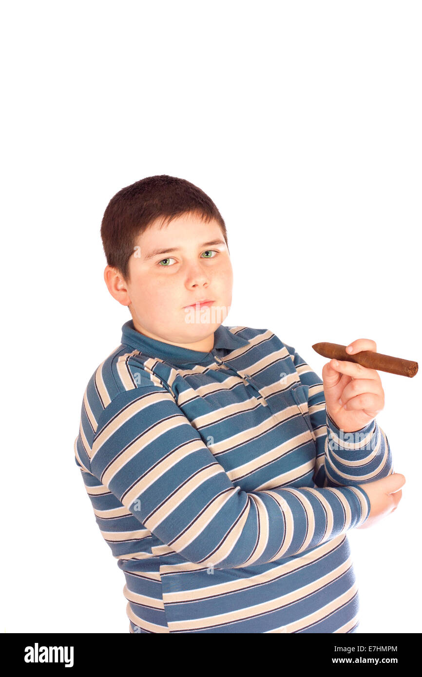 Kind mit einer Zigarre in der Hand auf weißem Hintergrund Stockfoto
