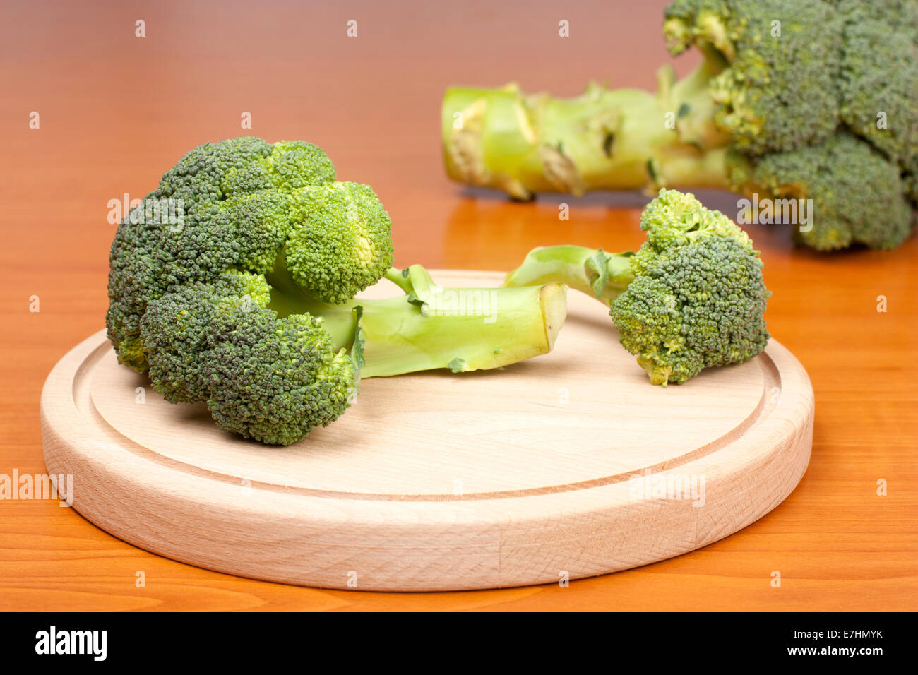 Frisches und gesundes Bio-Brokkoli auf Holztisch Stockfoto