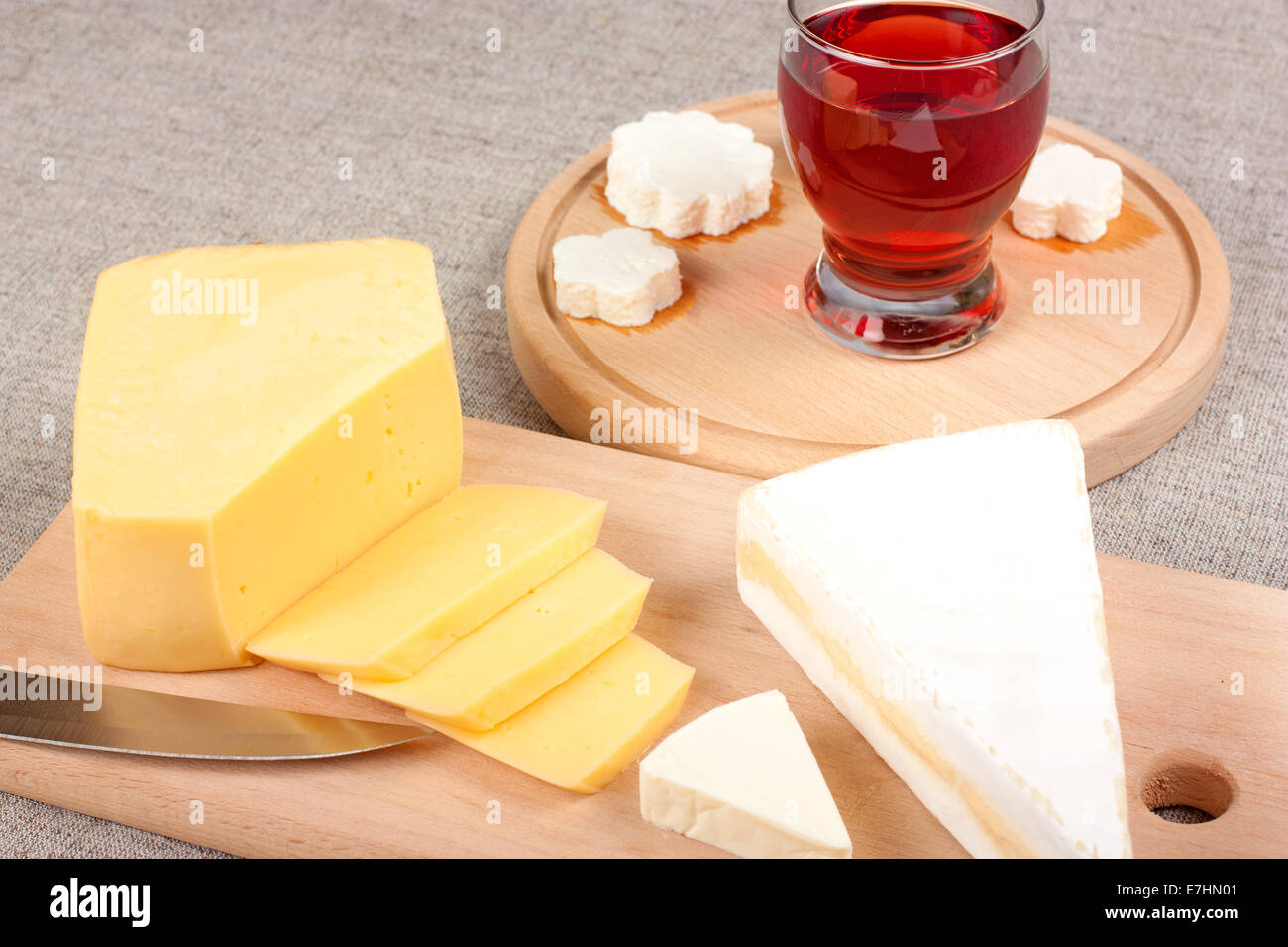 Verschiedene Arten von Käse und einem Glas Wein Stockfoto
