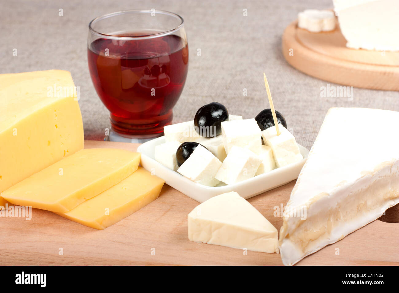 Verschiedene Arten von Käse und einem Glas Wein Stockfoto