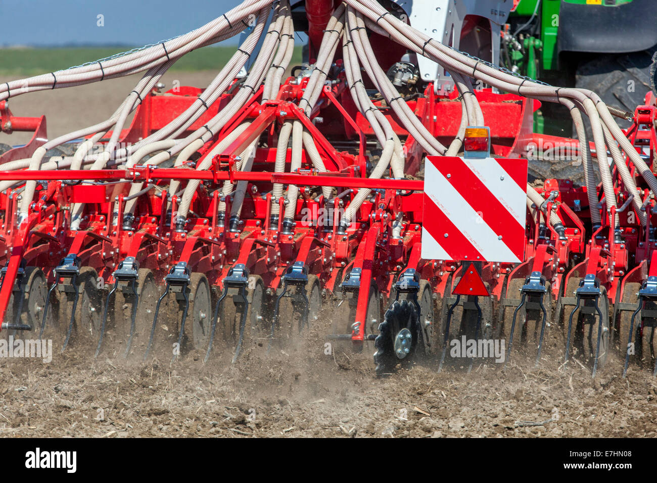 Sämaschine Pottinger, Aussaat von Samen, Weizenkorn auf dem Feld, Aussaat Maschine Tschechische Republik Landwirtschaft Stockfoto
