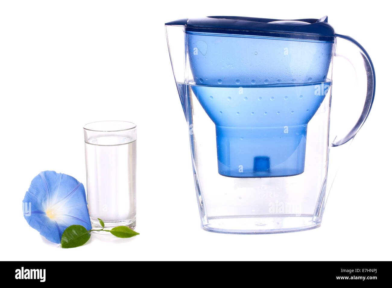 Wasserfilter und ein Glas auf weißem Hintergrund Stockfoto